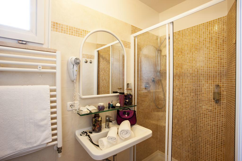 Hotel Locanda Rosy Cattolica Bilik gambar